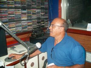 O comunicador Neves, da Rádio Tabocas FM, em Vitória.