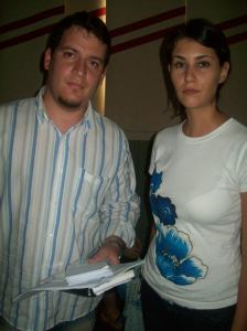 A atriz Fernanda Soveral entrega cópia do filme Pela Vida, Pelo Tempo as secretário de Saúde de Vitória.